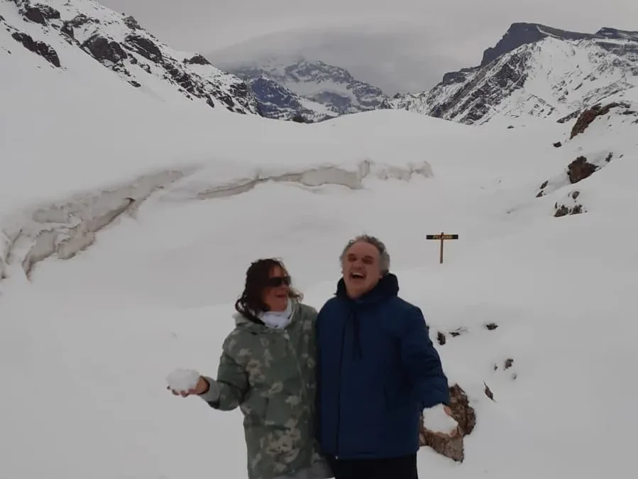 Silvia y su esposo por Alta Montaña