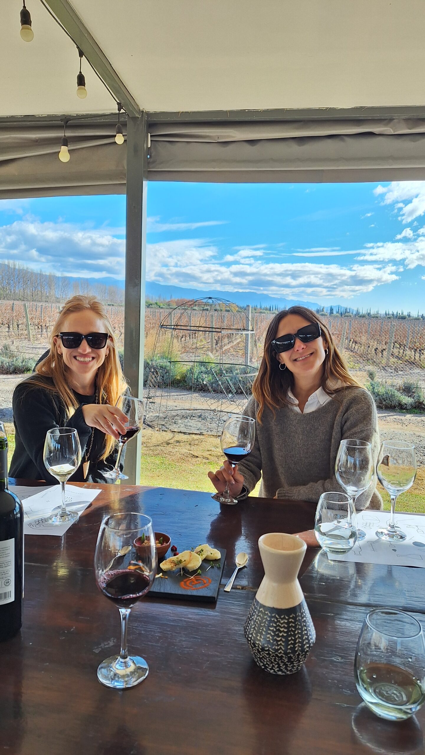 Victoria y su dia en Bodegas junto a su amiga
