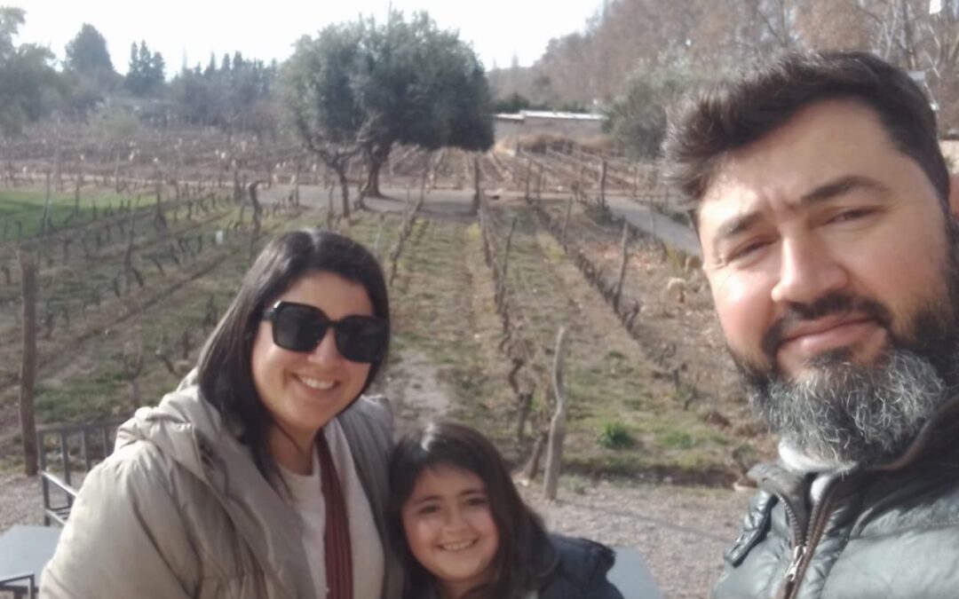 Laura junto a su familia en un dia de bodegas