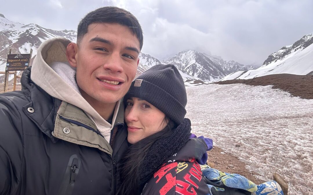 Dia de nieve de Agostina junto a su pareja