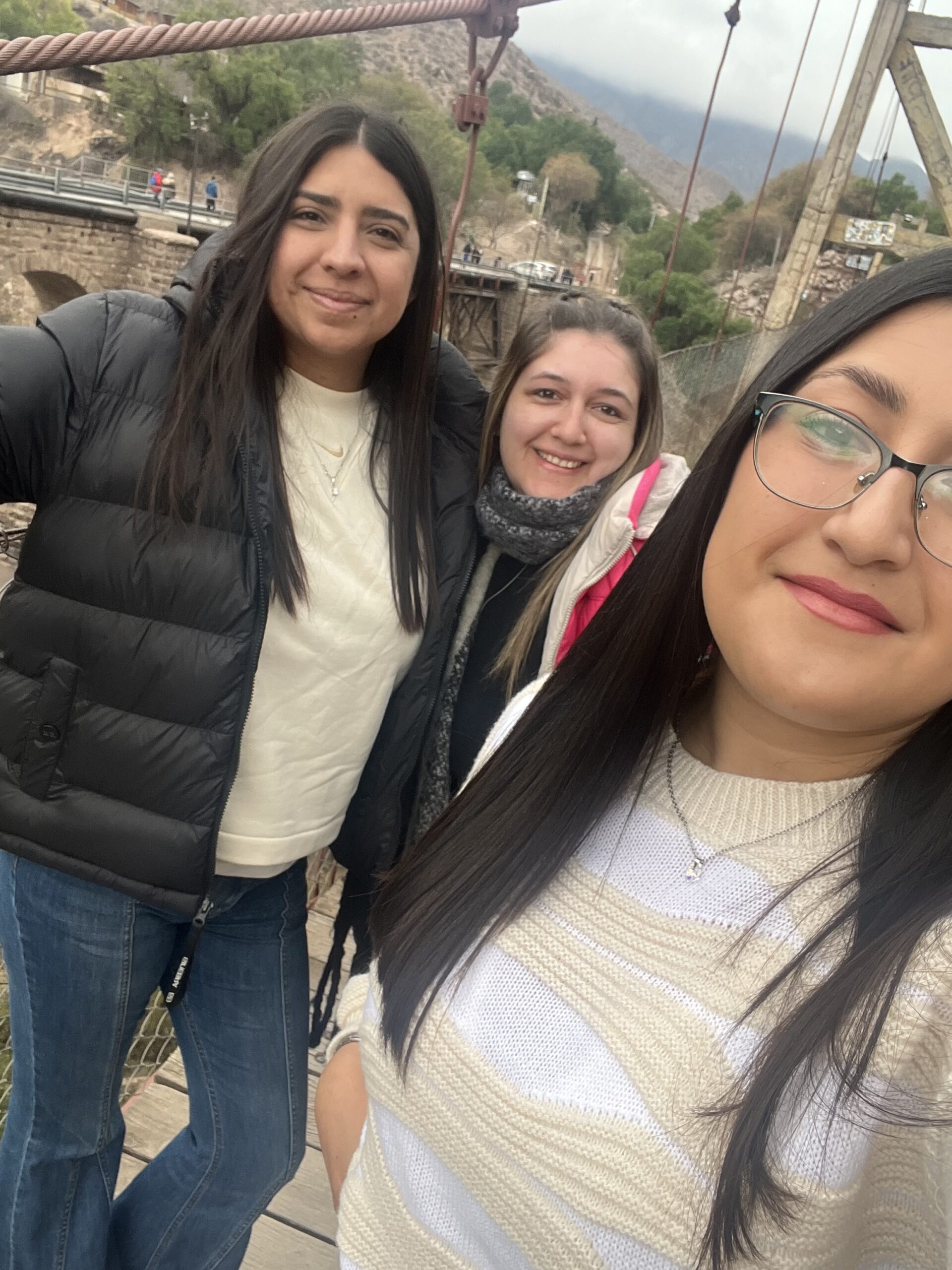 Nancy junto a sus amigas