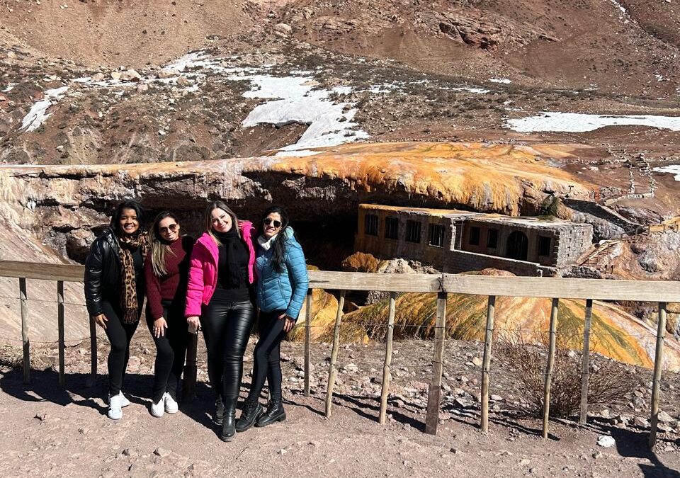 Roberta junto a sus amigas en la nieve